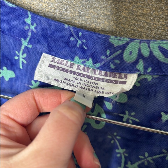 Eagle Ray Traders rayon Hawaiian tropical blue floral top - Picture 3 of 3